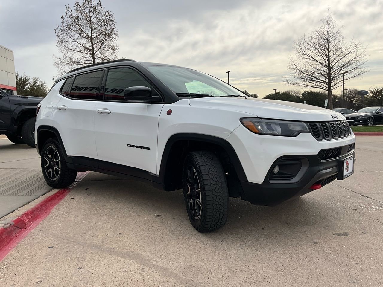 Used 2025 Jeep Compass Trailhawk w/ Trailer Tow Group AWD/4WD image 4