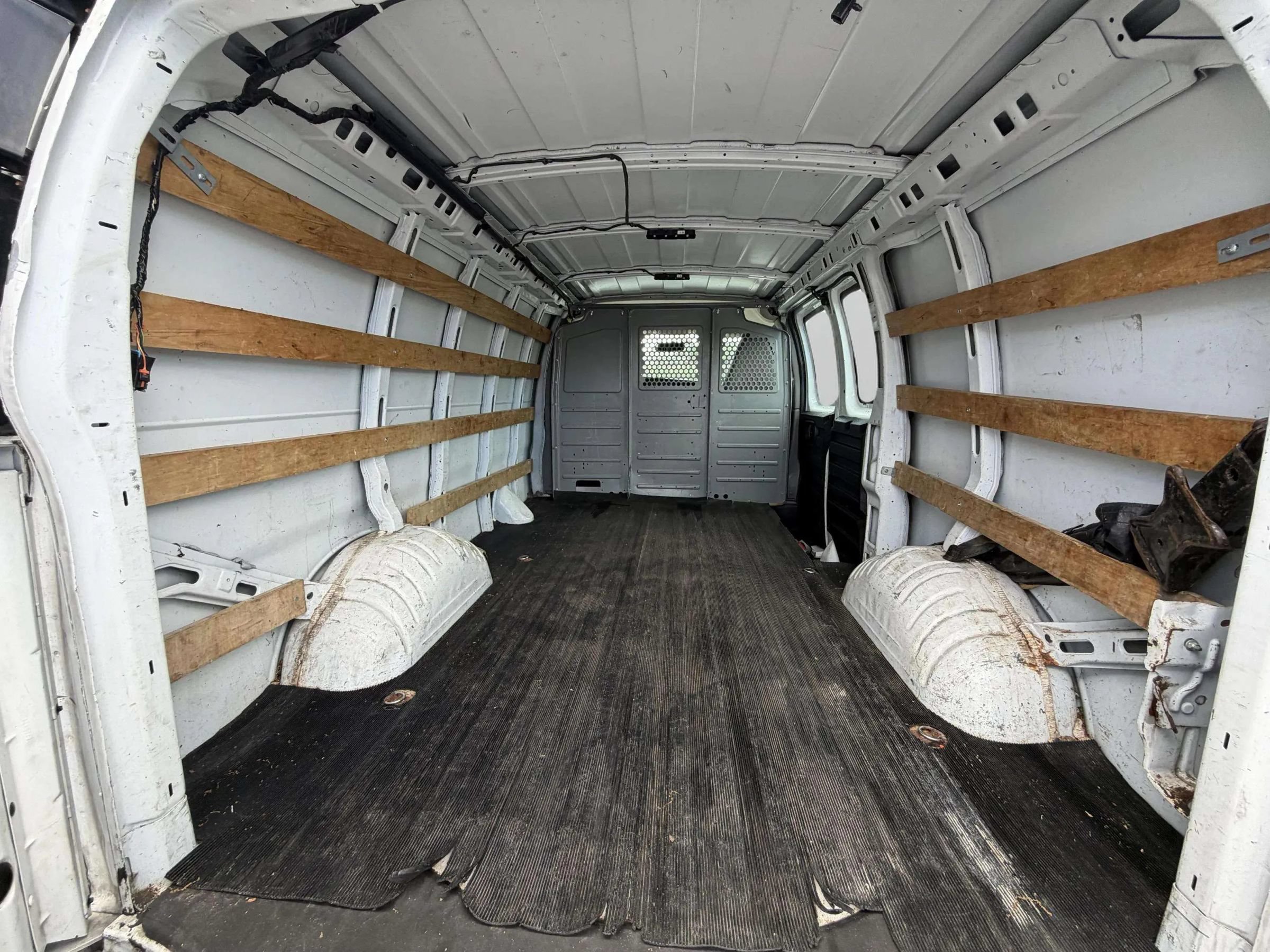 Used 2017 GMC Savana 2500 RWD image 5