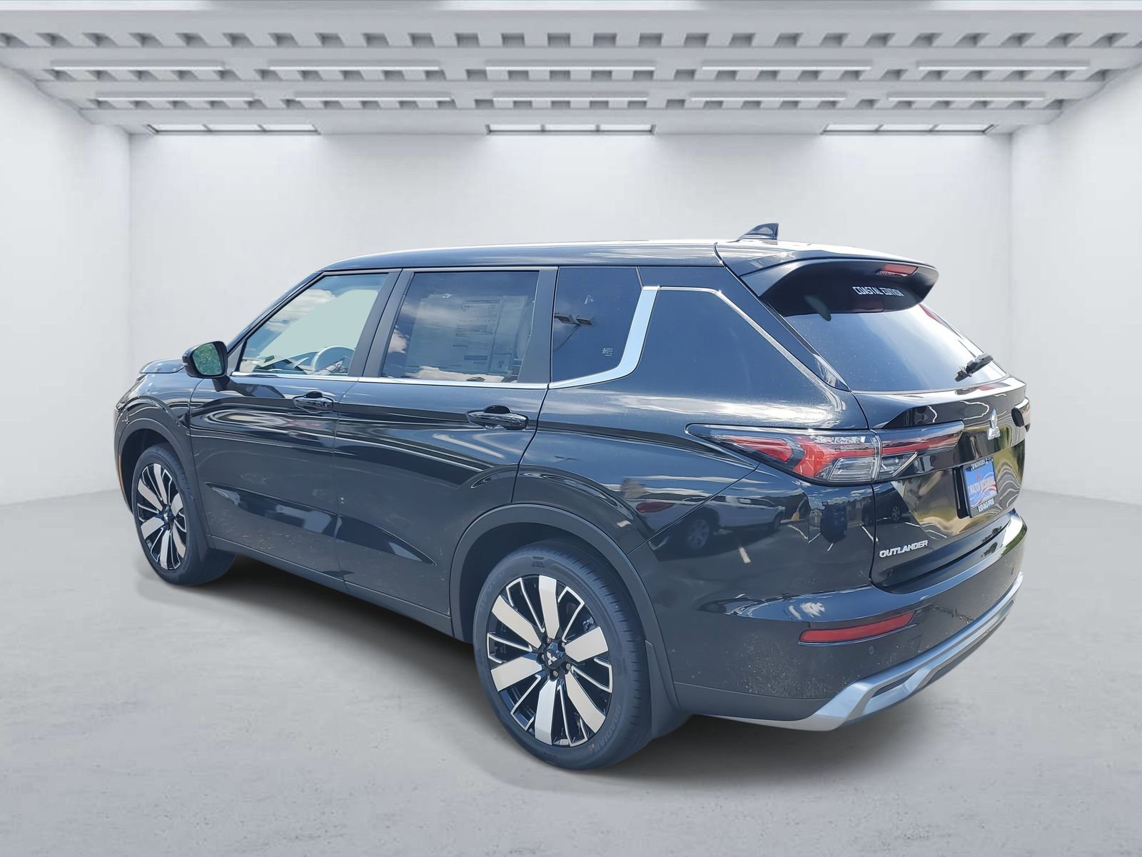 New 2025 Mitsubishi Outlander SE image 3