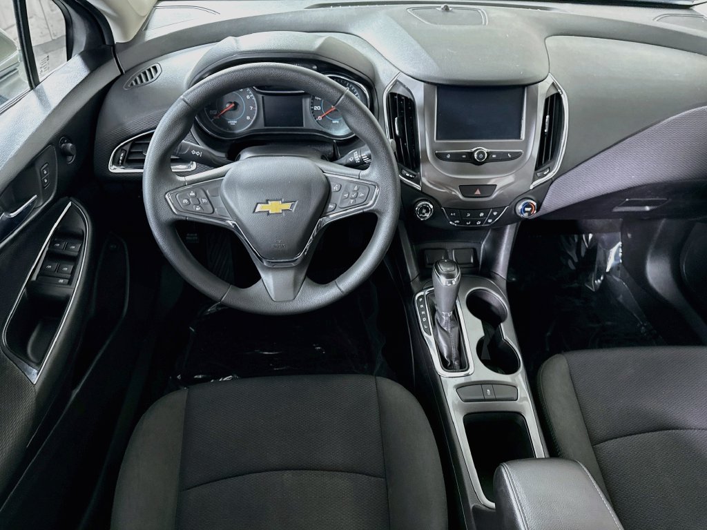Used 2017 Chevrolet Cruze LT FWD image 3