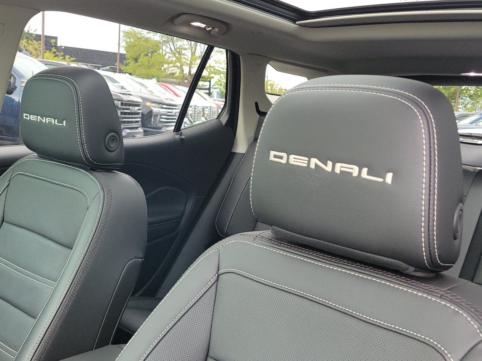 Used 2024 GMC Terrain Denali w/ Denali Premium Package AWD/4WD image 18