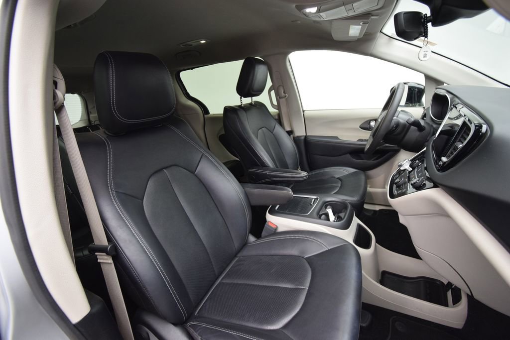 Used 2024 Chrysler Pacifica Touring-L image 17