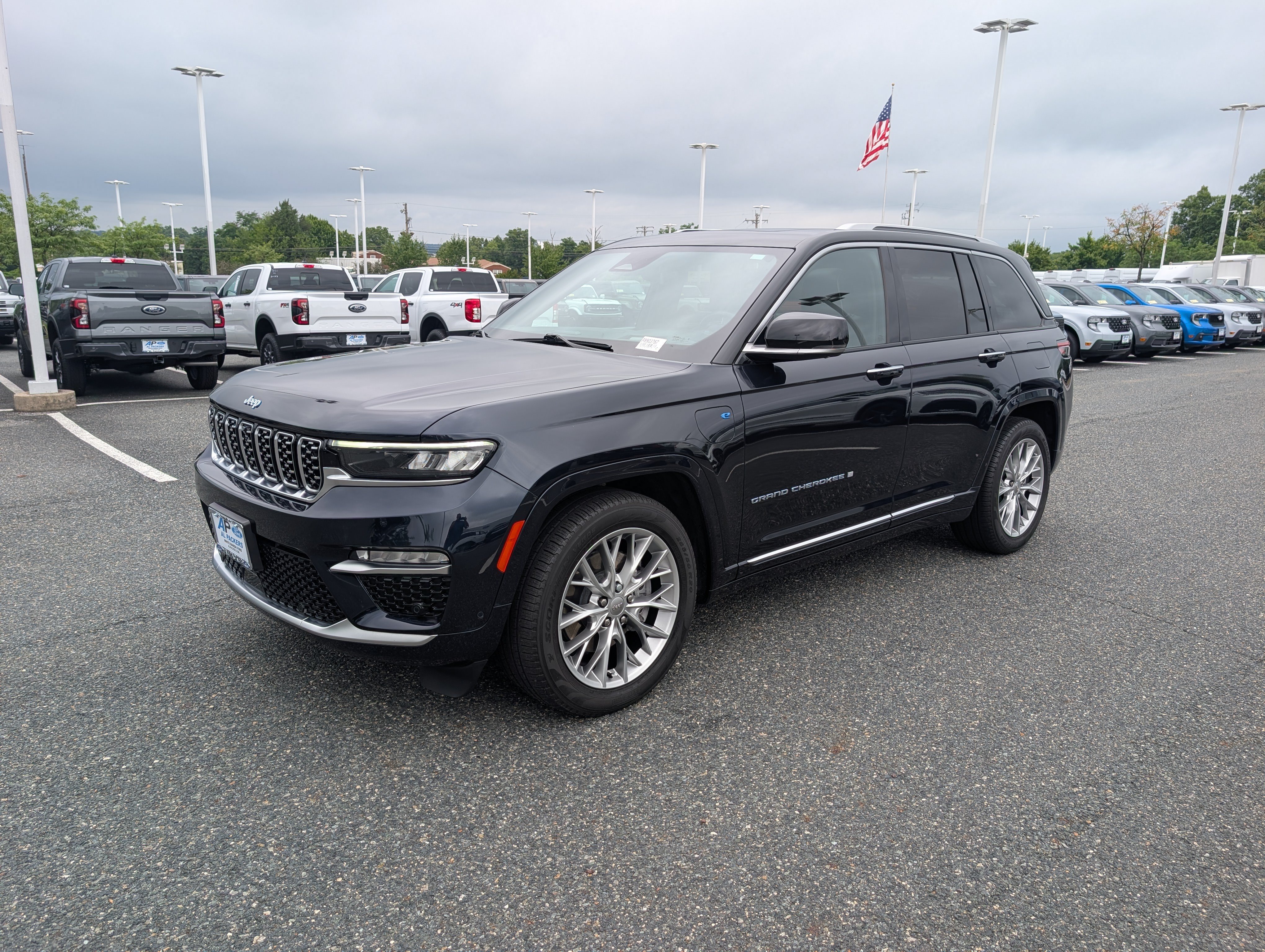 Used 2023 Jeep Grand Cherokee Summit w/ Advanced Protech Group IV AWD/4WD image 7