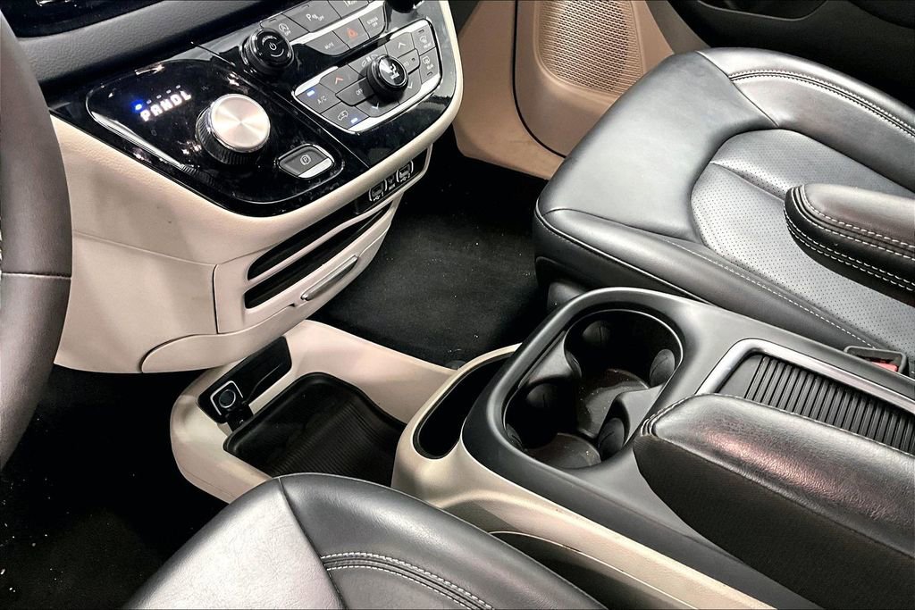 Used 2023 Chrysler Pacifica Touring-L image 16