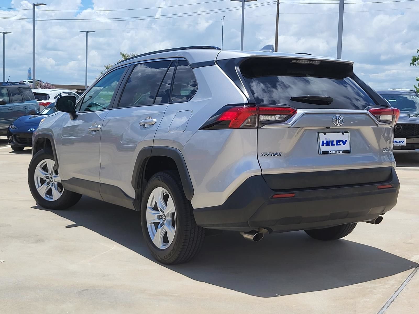 Used 2019 Toyota RAV4 XLE FWD image 2