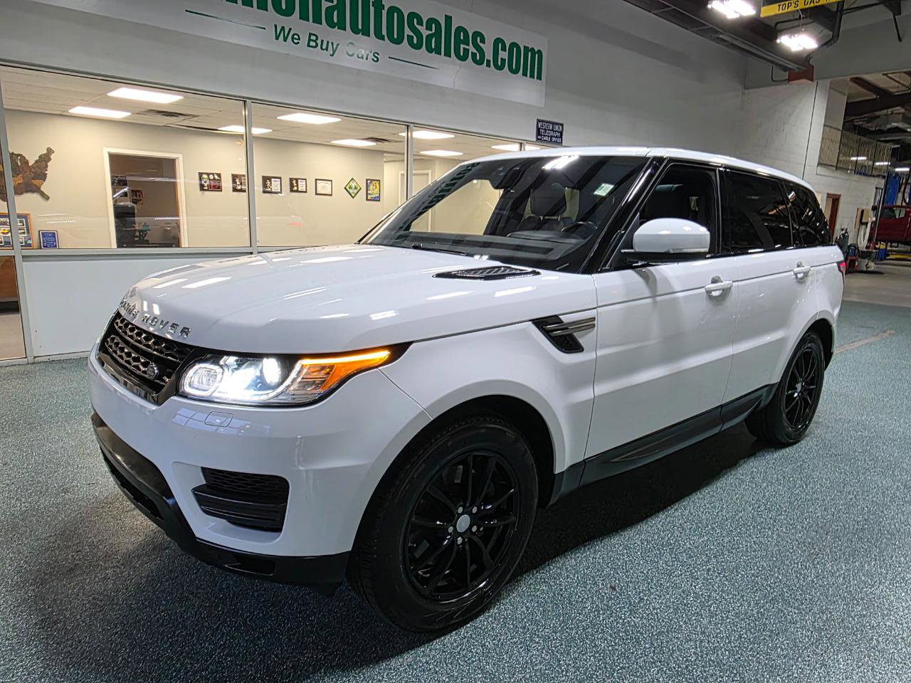 Used 2017 Land Rover Range Rover Sport SE AWD/4WD image 2