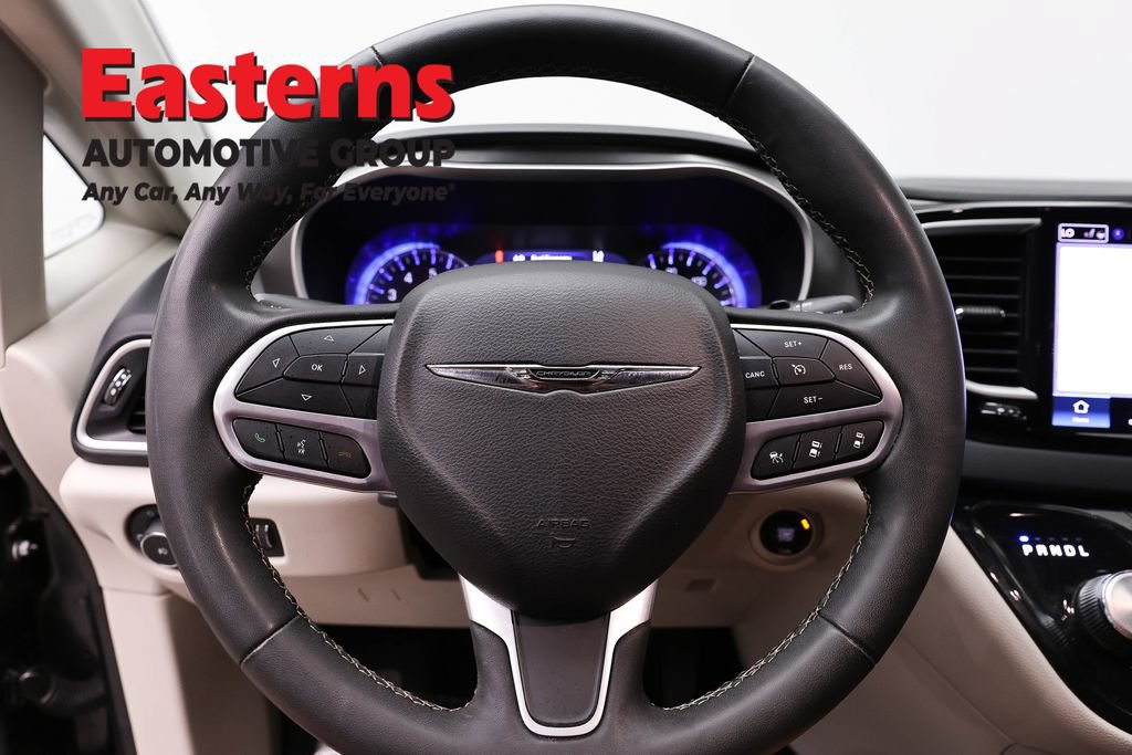 Used 2023 Chrysler Pacifica Touring-L FWD image 10