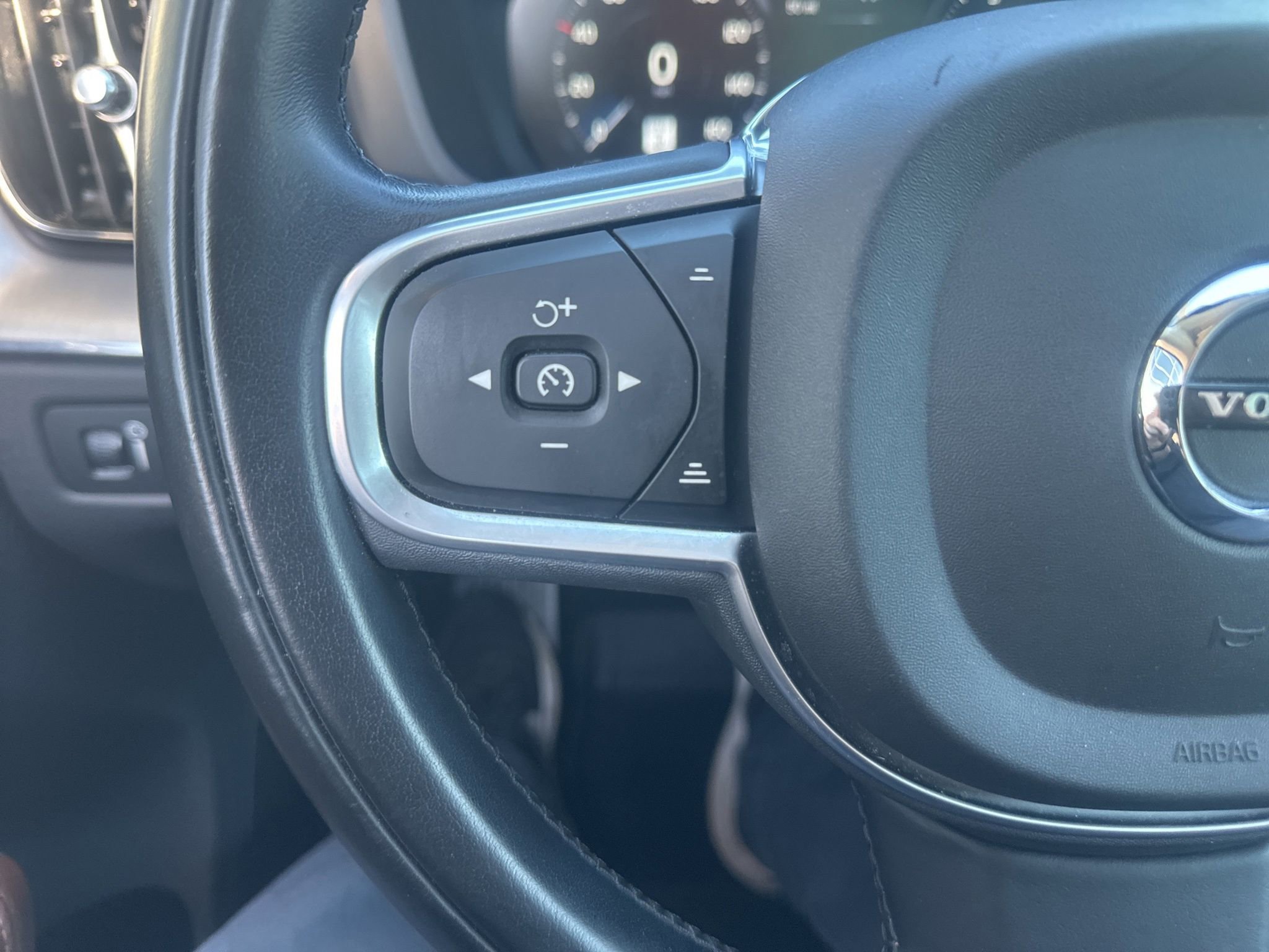 Used 2018 Volvo XC60 T5 Momentum w/ Convenience Package image 28