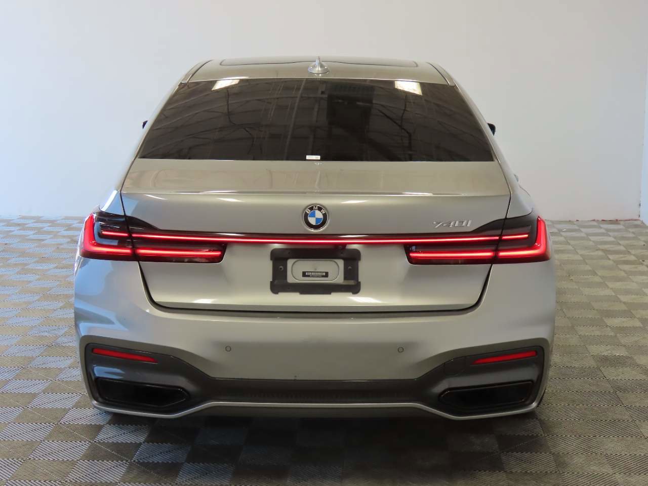 Used 2021 BMW 740i w/ M Sport Package RWD image 4