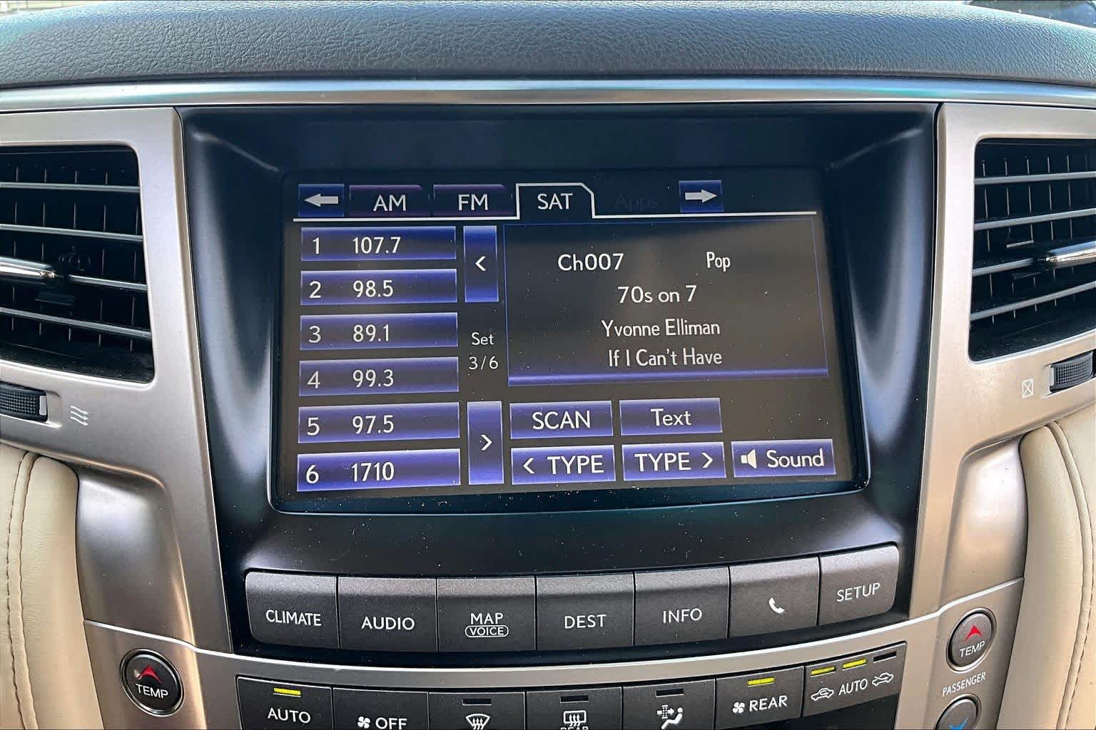 Used 2014 Lexus LX 570 4WD image 31