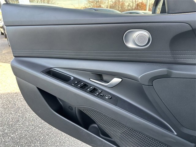 Used 2025 Hyundai Elantra SE image 29
