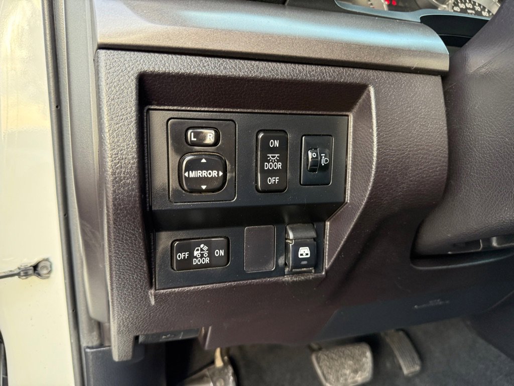 Used 2015 Toyota Tundra SR5 w/ SR5 Upgrade Package image 28