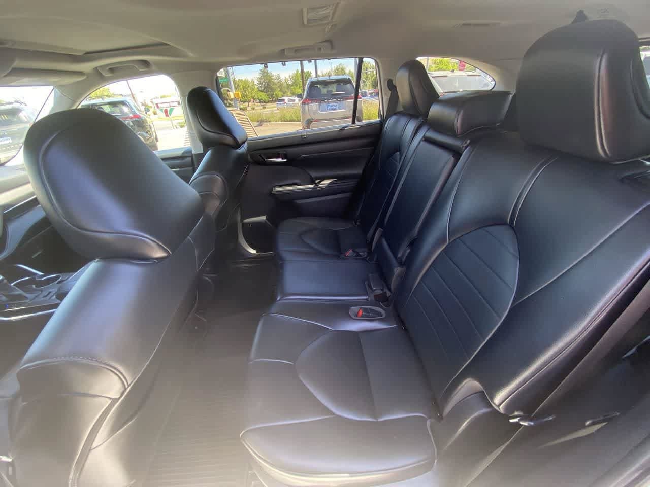 Used 2021 Toyota Highlander XLE AWD/4WD image 23