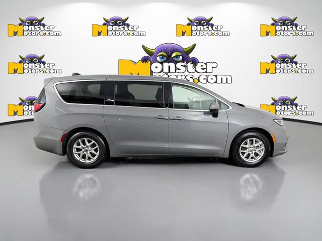 Used 2023 Chrysler Pacifica Touring-L FWD image 4