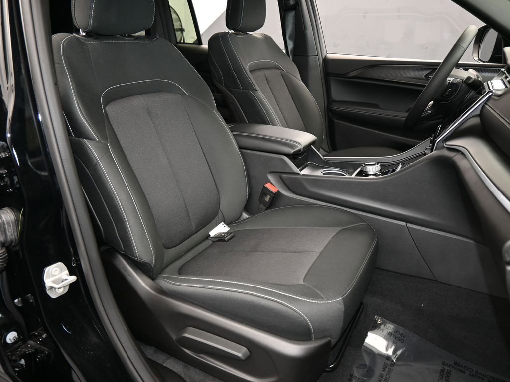 Used 2025 Jeep Grand Cherokee Laredo image 46