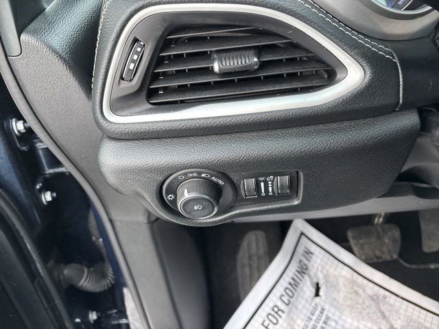 Used 2024 Chrysler Pacifica Touring image 19