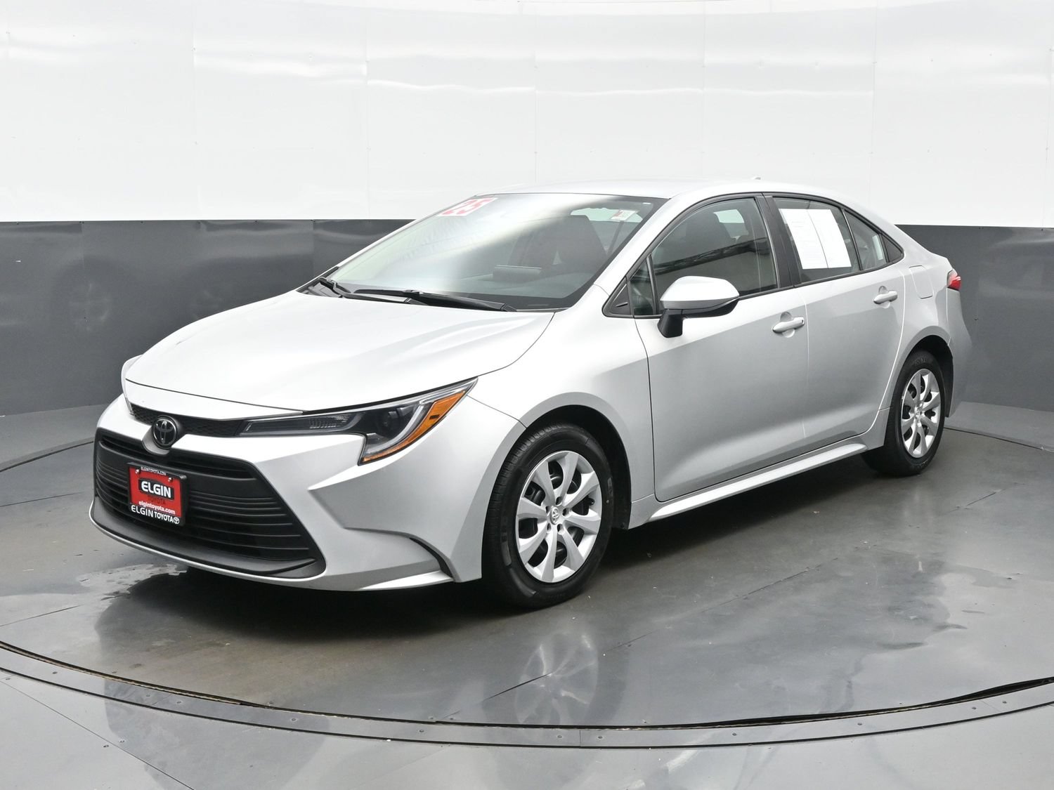 Used 2025 Toyota Corolla LE FWD image 2
