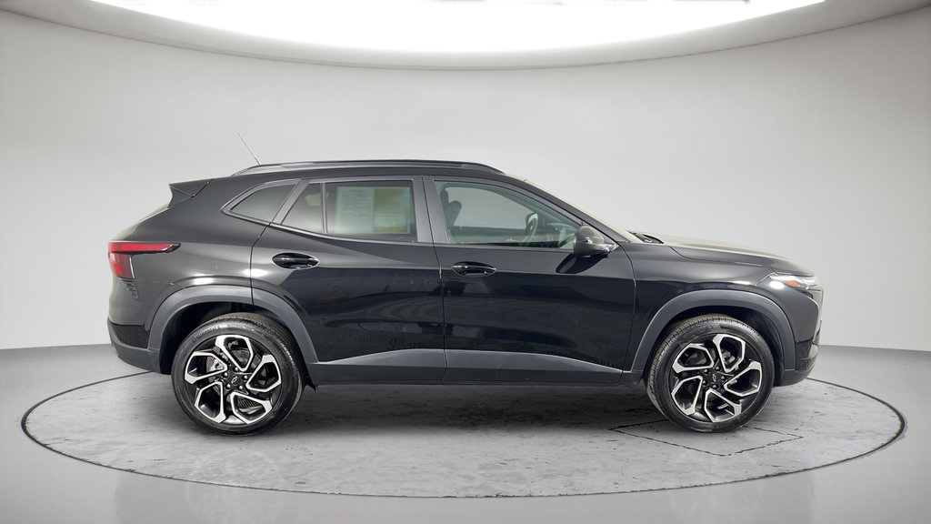 Used 2024 Chevrolet Trax RS w/ Sunroof Package FWD image 3