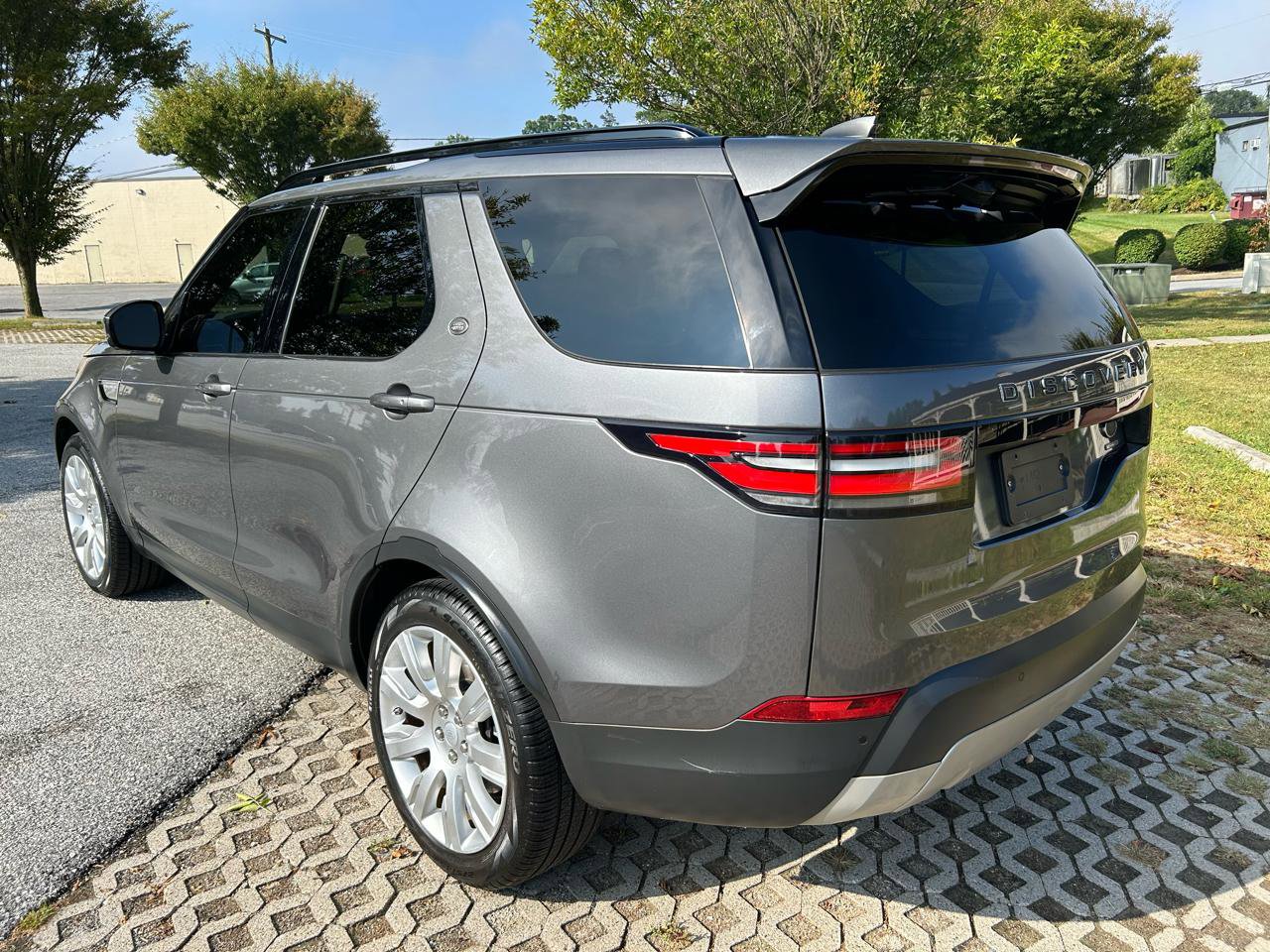 Used 2017 Land Rover Discovery HSE AWD/4WD image 3