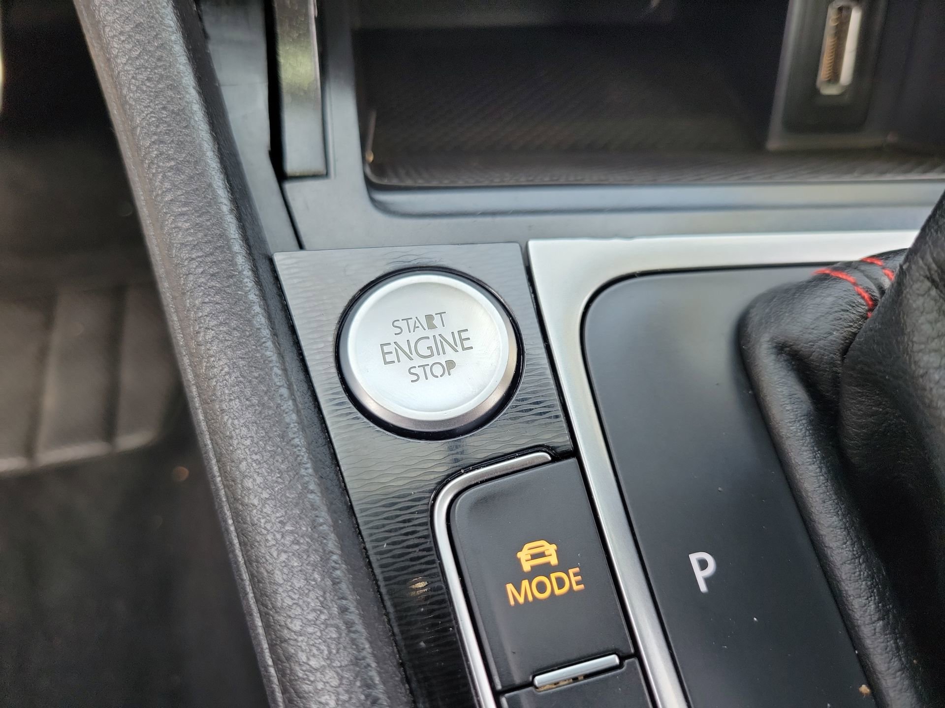 Used 2015 Volkswagen Golf 4-Door FWD image 34