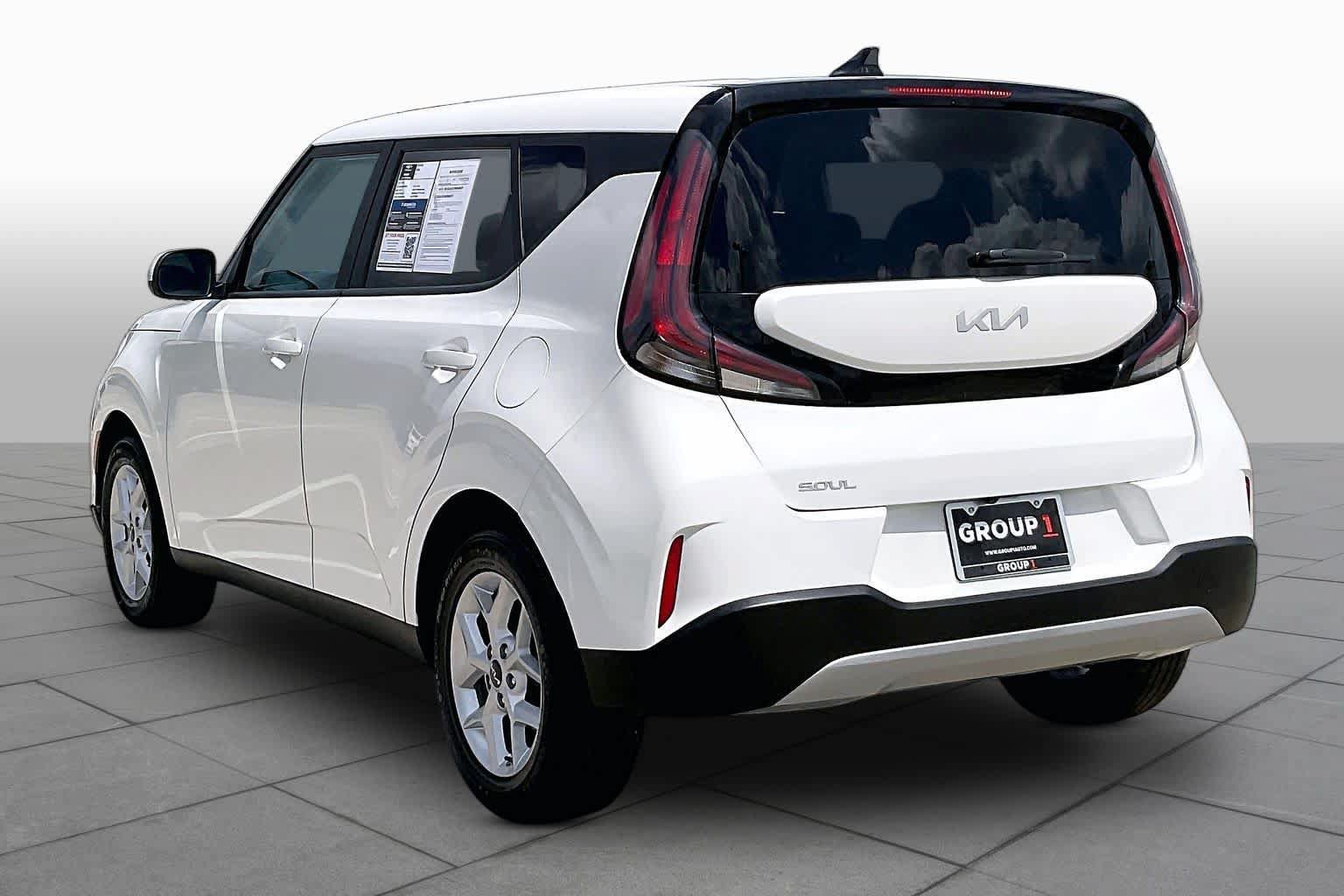 Used 2023 Kia Soul LX w/ LX Technology Package FWD image 12