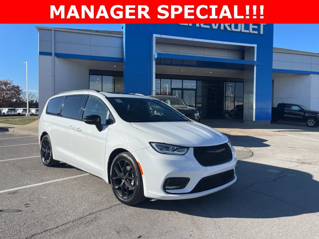 Used 2025 Chrysler Pacifica Limited image 1