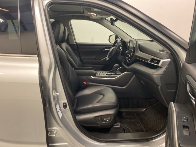 Used 2022 Toyota Highlander XLE image 25