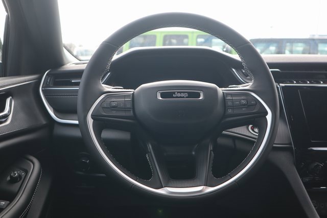 New 2025 Jeep Grand Cherokee Altitude image 4