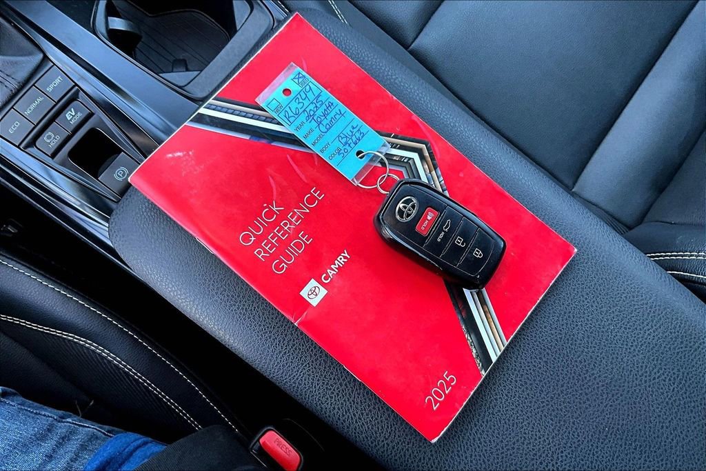 Used 2025 Toyota Camry SE image 11