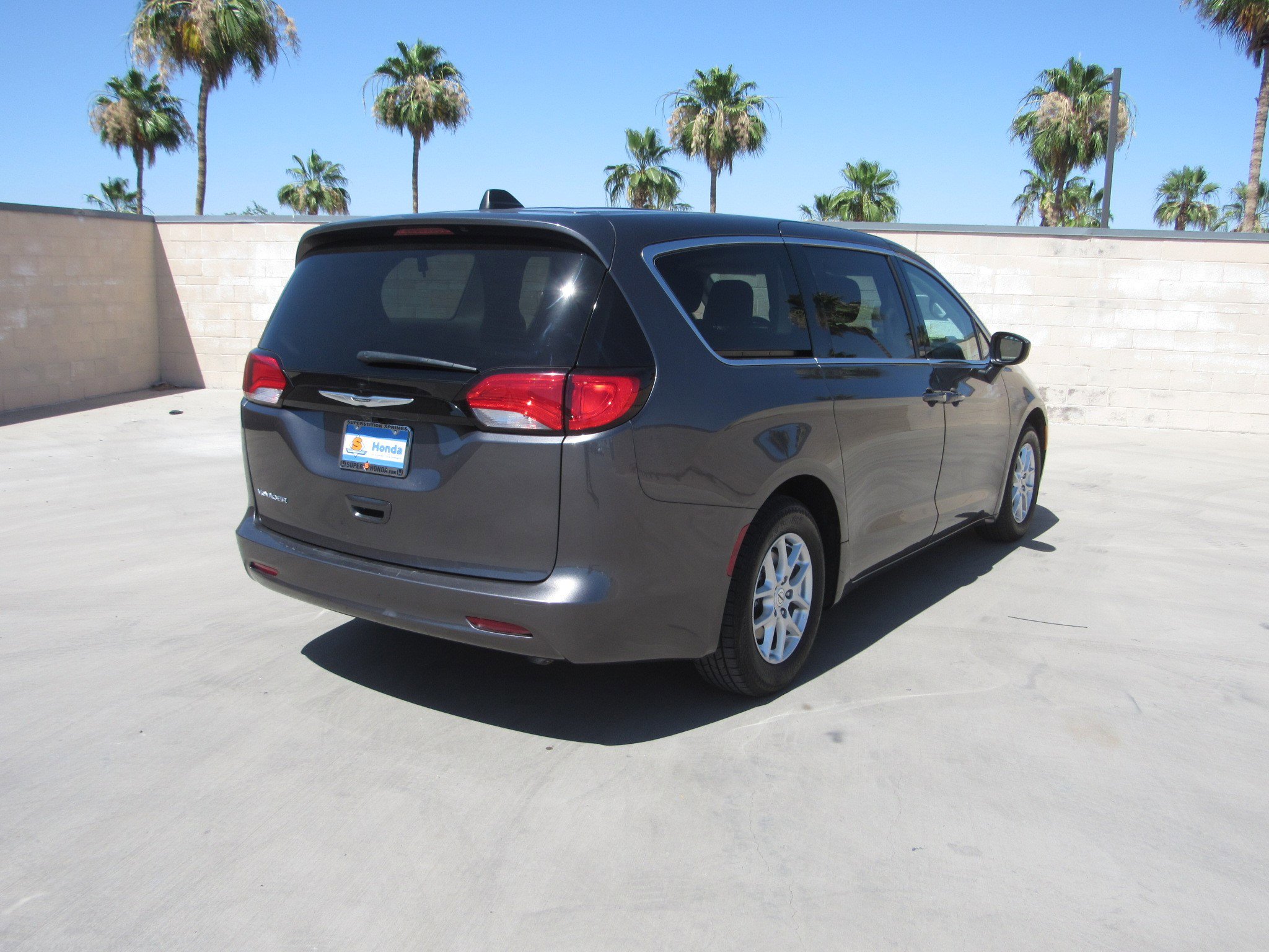 Used 2023 Chrysler Voyager LX FWD image 5