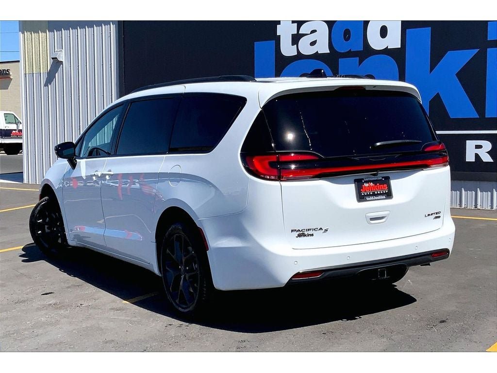 New 2027 Chrysler Pacifica Limited AWD/4WD image 3