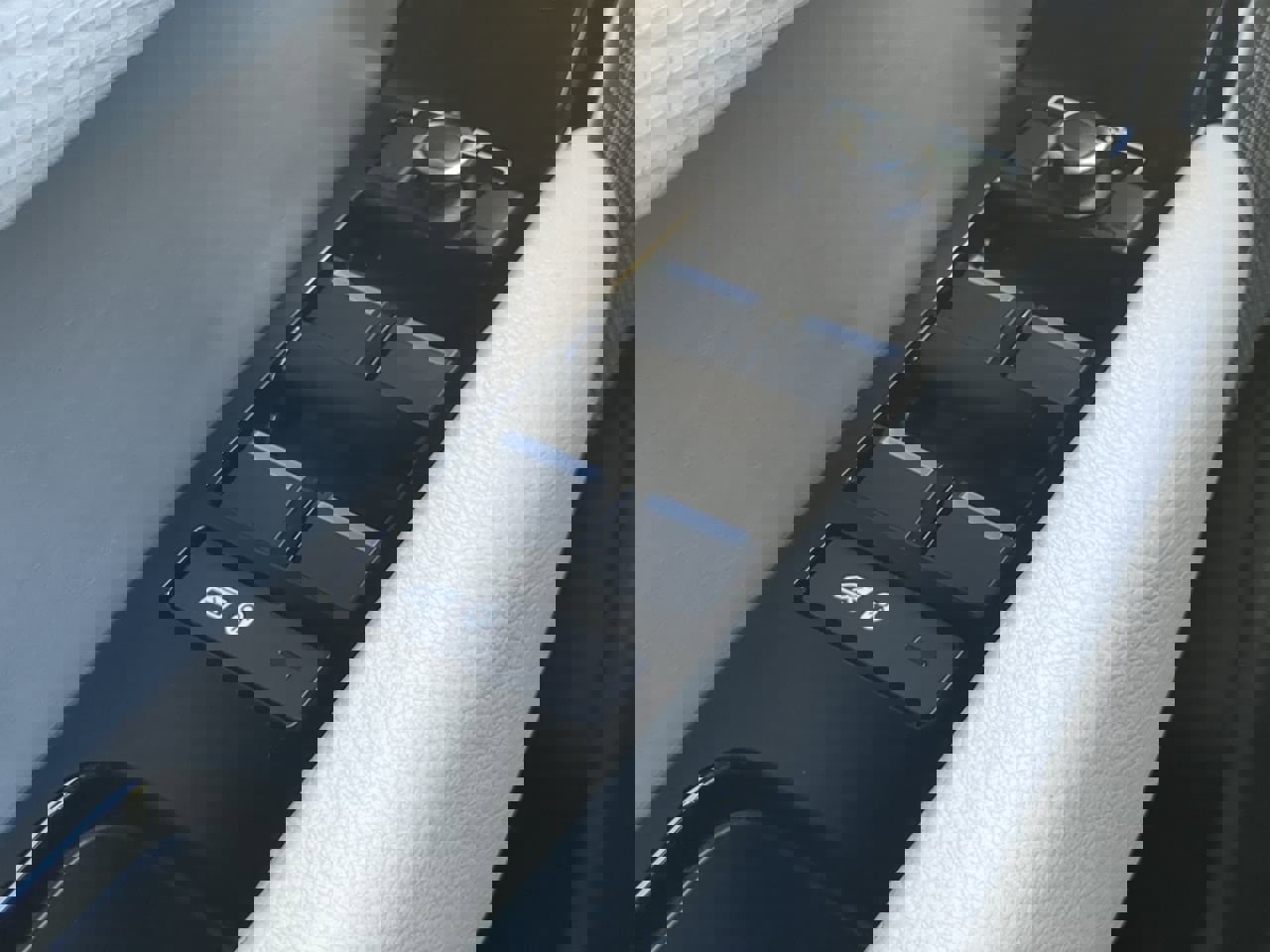 Used 2020 Land Rover Range Rover Velar R-Dynamic S image 23