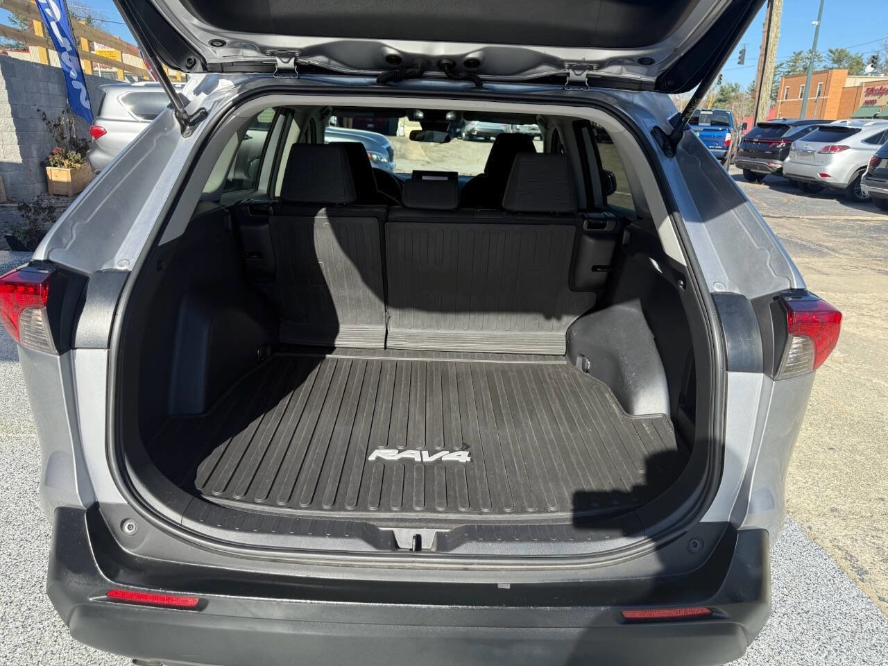 Used 2021 Toyota RAV4 LE image 10