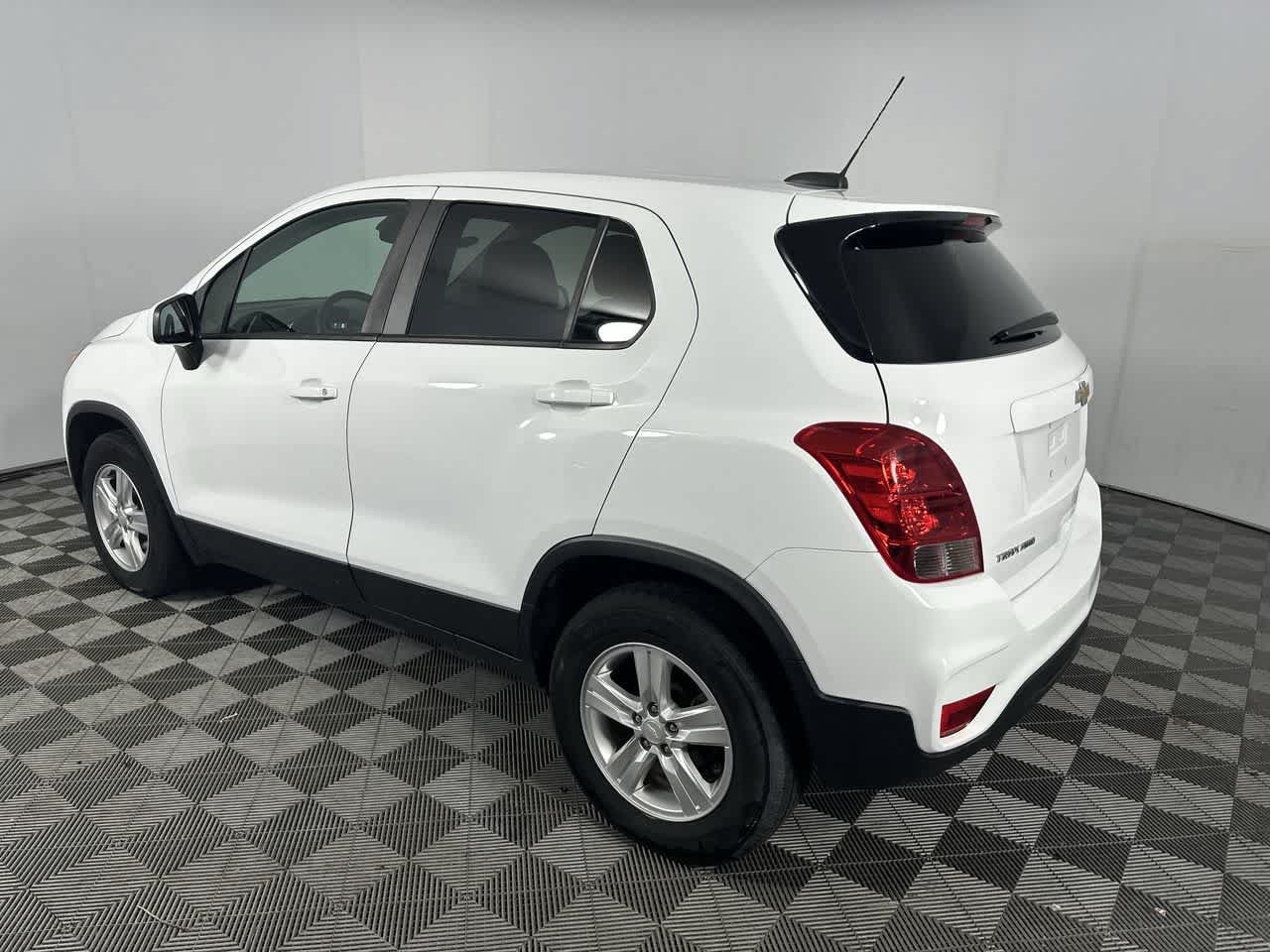 Used 2022 Chevrolet Trax LS w/ Tint and Cruise Package AWD/4WD image 6