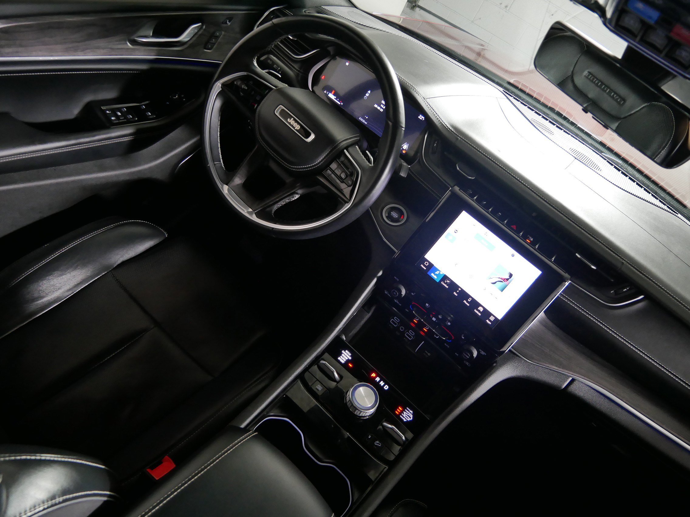 Used 2022 Jeep Grand Cherokee Overland w/ Luxury Tech Group IV image 9