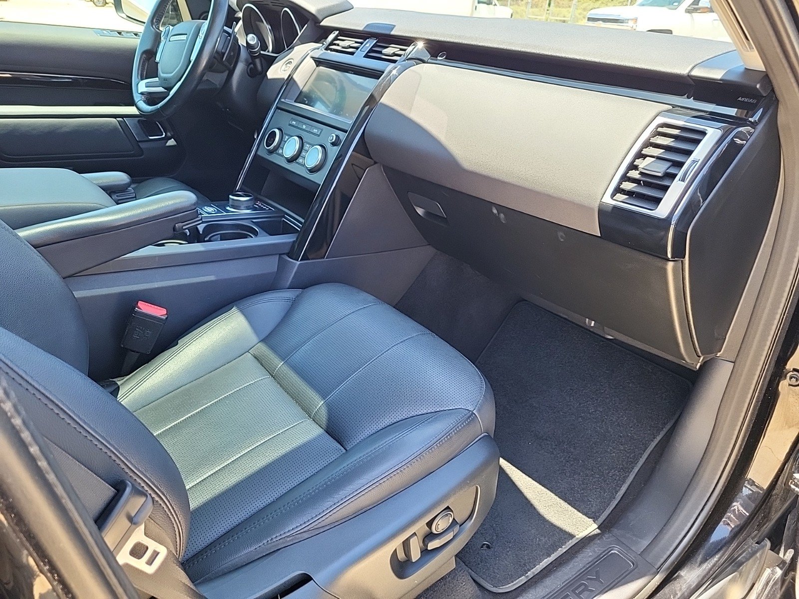 Used 2019 Land Rover Discovery SE AWD/4WD image 9