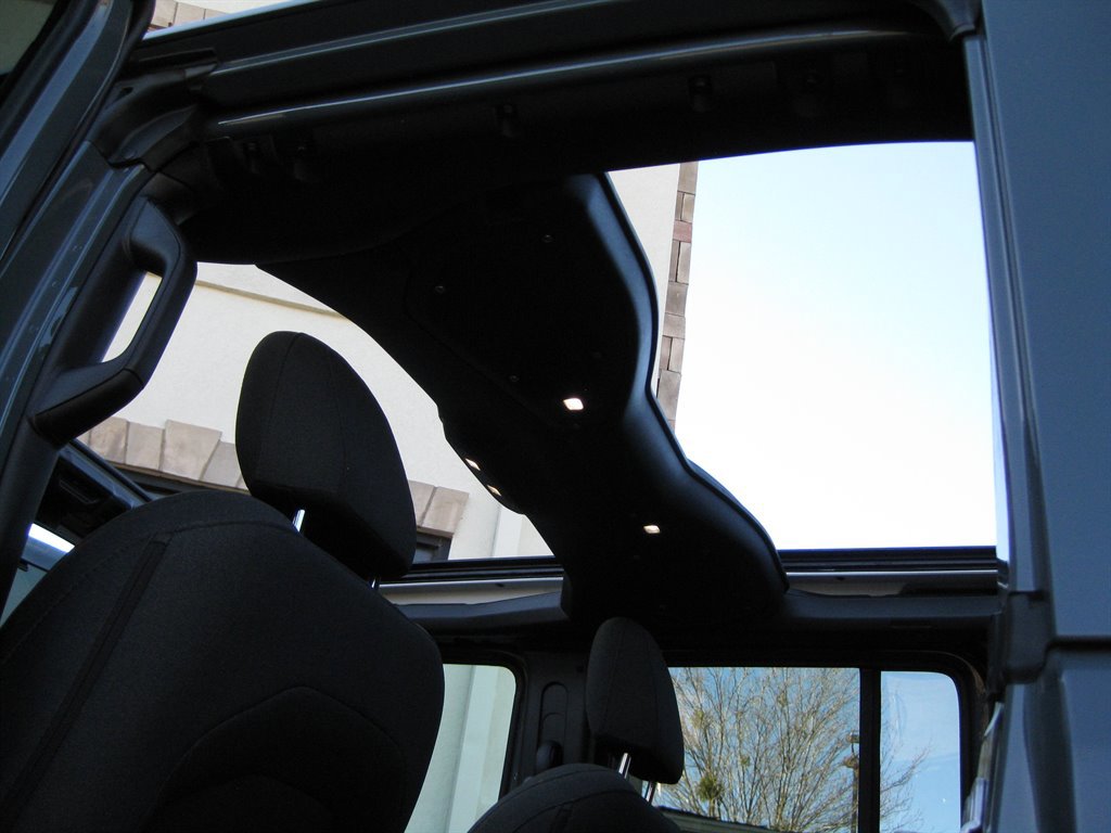 Used 2025 Jeep Wrangler Unlimited Sahara w/ Safety Group image 31