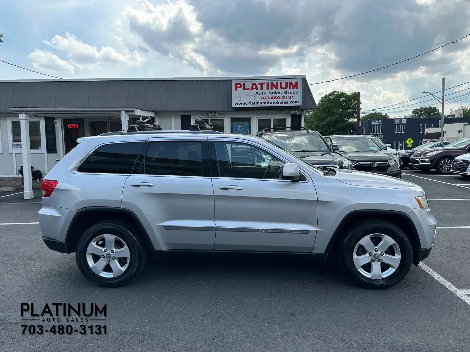 Used 2012 Jeep Grand Cherokee Laredo AWD/4WD image 2