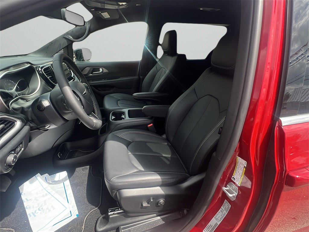 New 2025 Chrysler Pacifica Select image 15