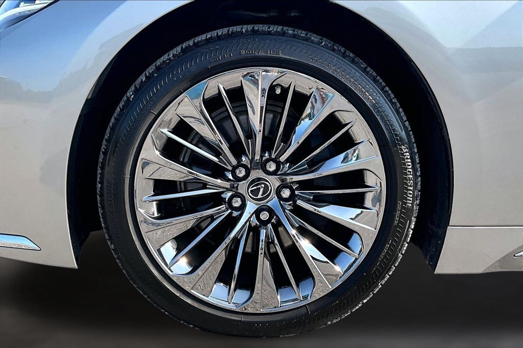Used 2022 Lexus LS 500 w/ Accessory Package (Z2) RWD image 32