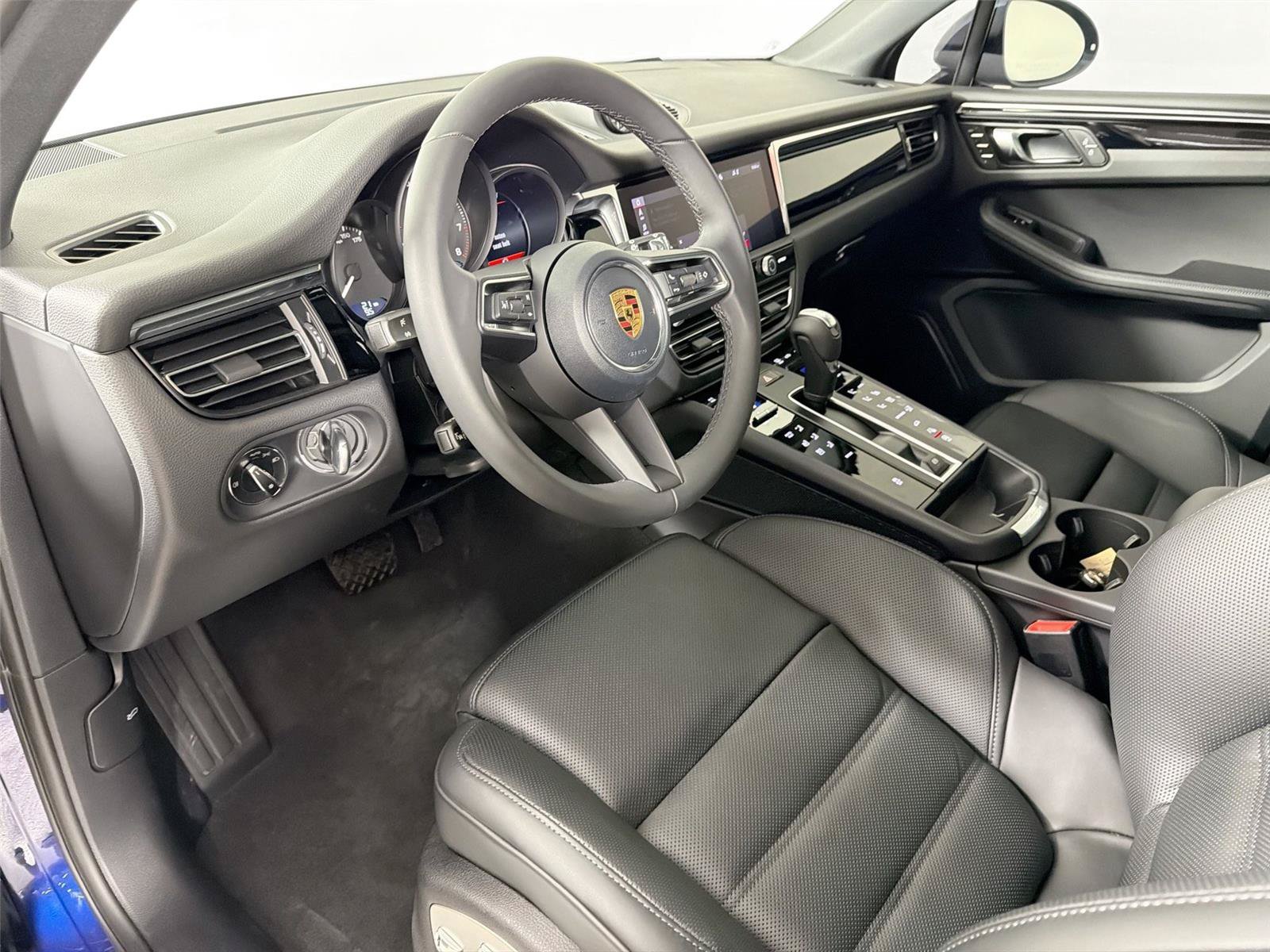 Certified 2026 Porsche Macan Turbo AWD/4WD image 4
