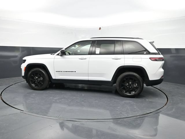Used 2025 Jeep Grand Cherokee Altitude AWD/4WD image 5