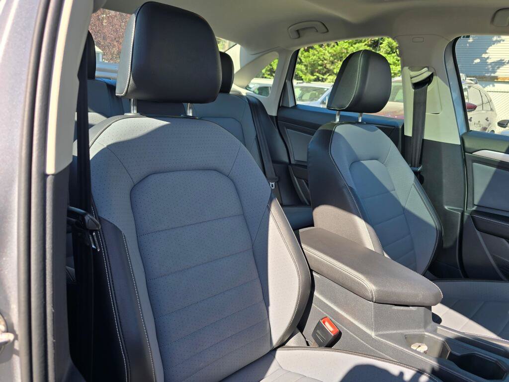 Used 2025 Volkswagen Jetta SE FWD image 11