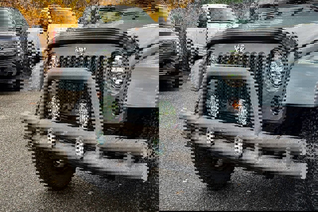 Used 2015 Jeep Wrangler Unlimited Sahara w/ Connectivity Group image 3