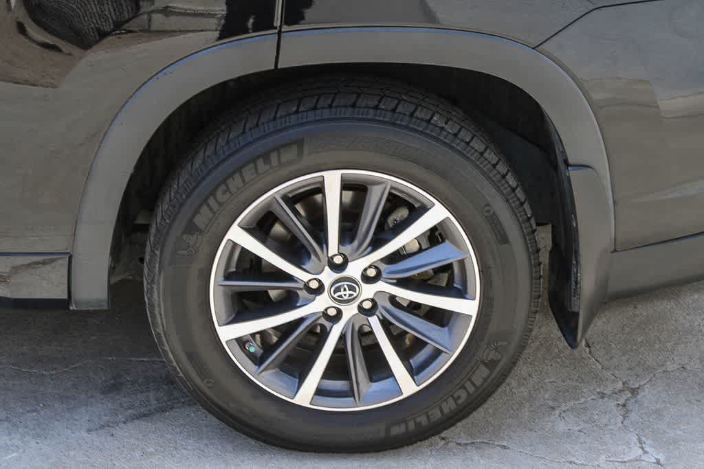 Used 2017 Toyota Highlander XLE AWD/4WD image 6
