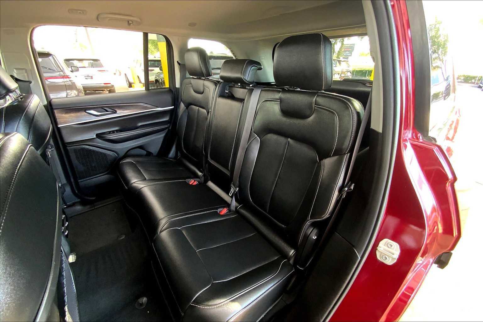 Used 2024 Jeep Grand Cherokee Limited image 20