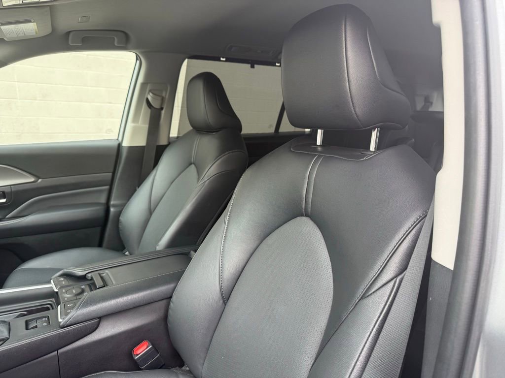 Used 2025 Toyota Grand Highlander AWD image 22