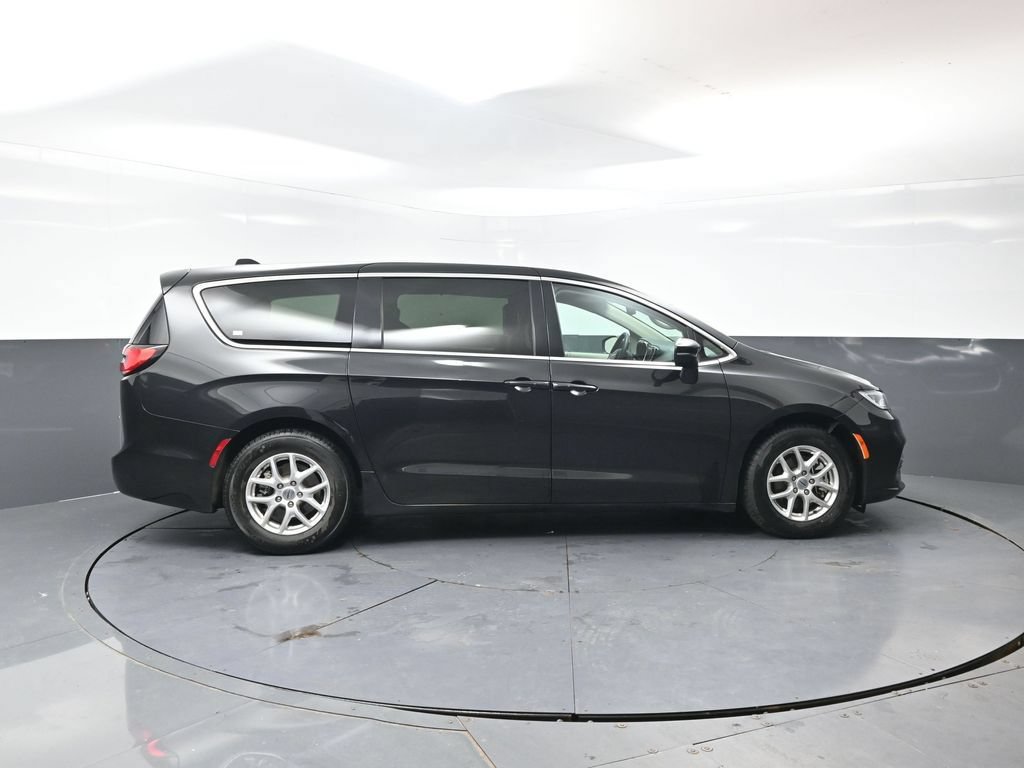 Used 2023 Chrysler Pacifica Touring-L FWD image 3