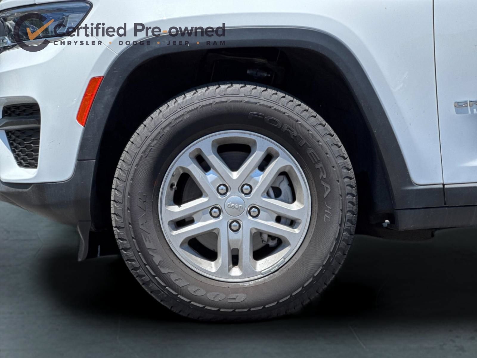Used 2024 Jeep Grand Cherokee Laredo AWD/4WD image 26