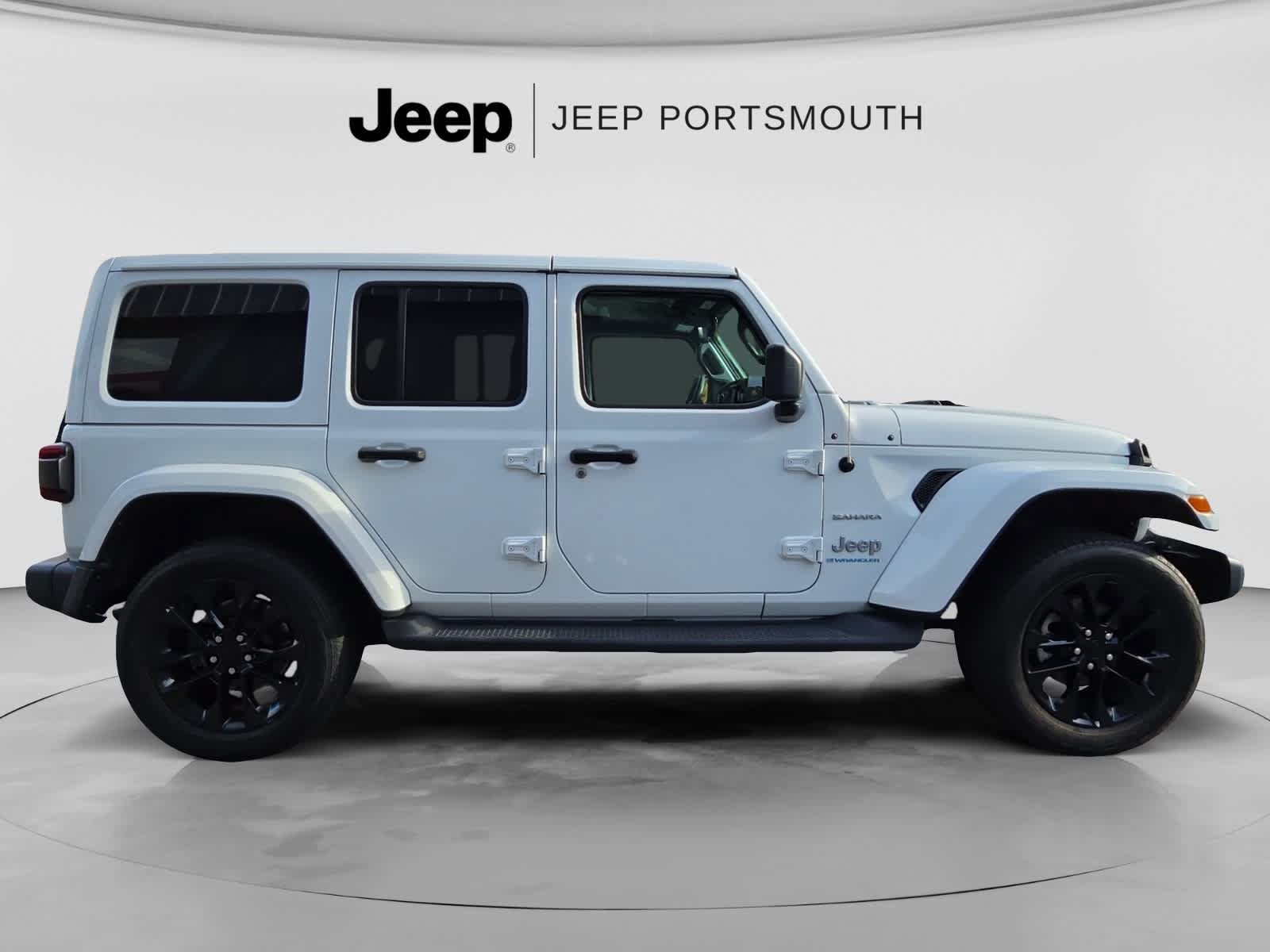 Used 2023 Jeep Wrangler Unlimited Sahara w/ Cold Weather Group AWD/4WD image 8